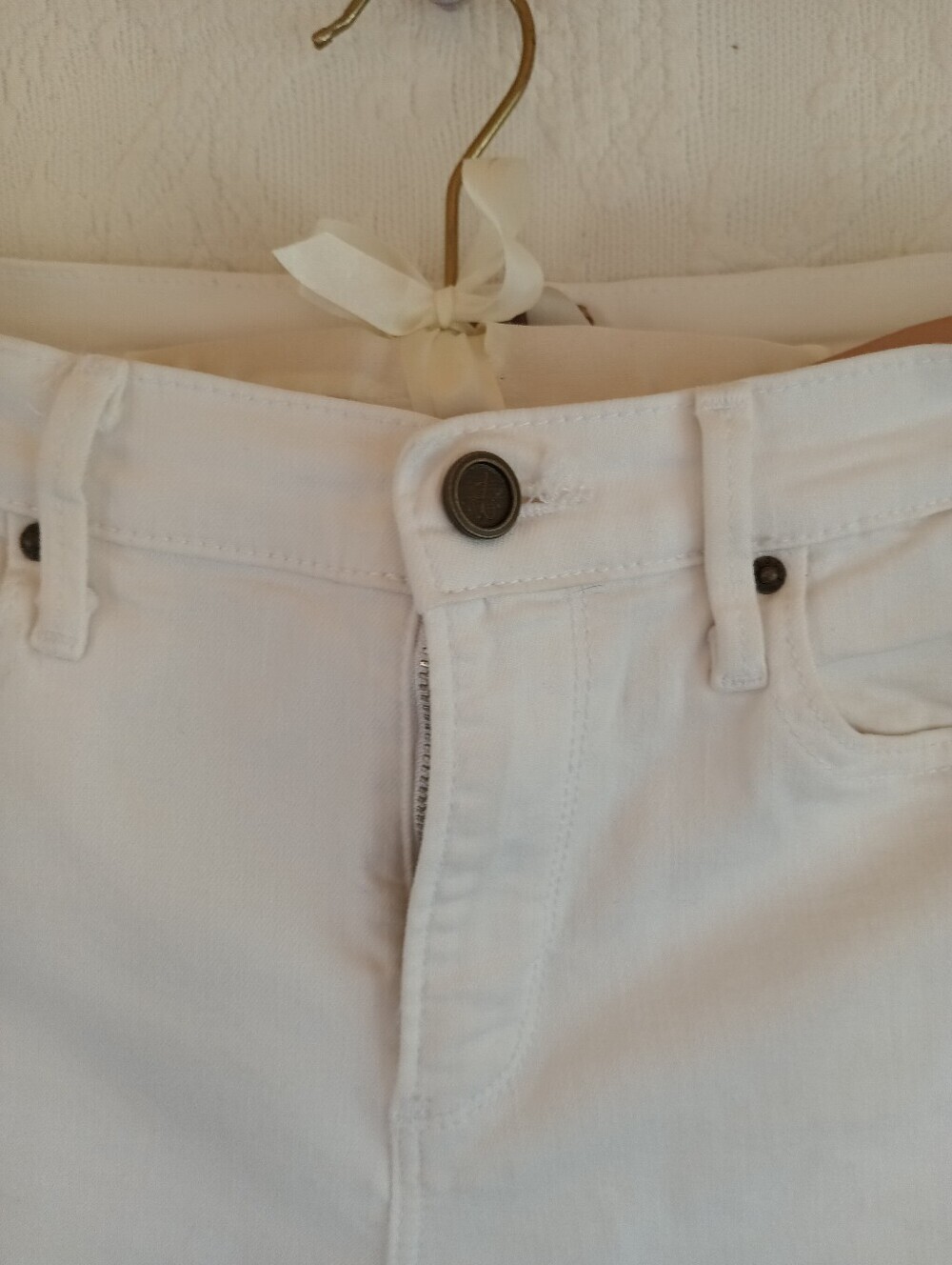 DRIFTWOOD White Cropped Jeans Rose Embroidery Frayed Hem Stretch Summer Floral - Picture 4 of 11